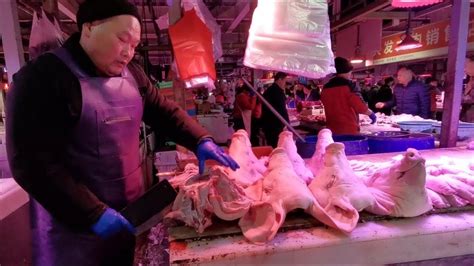 天津年货集市买猪头，看看一个大猪头多少钱？大叔一天能卖一推车 - YouTube