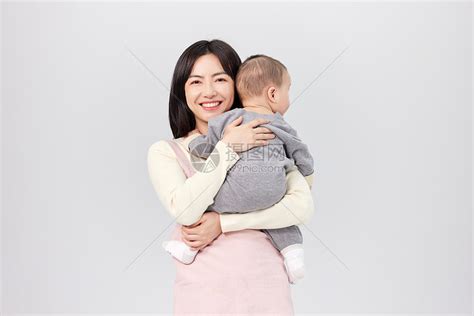 抱着小婴儿的月嫂形象高清图片下载-正版图片501728717-摄图网