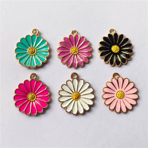 Daisy Charm – Nylaa Crafts