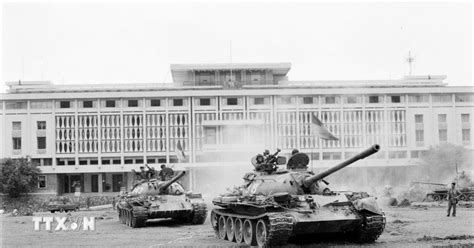https://media.vietnamplus.vn/images/c14f6479e83e315b4cf3a2906cc6a51e6d5de8fbe0efe6f190ec6135e23903e6324a6af7f13f7b5cd1863cfc4c0be17d1fbf5eddad28f299b9f82d28437561b82f08485072737ec303304a30b063480233fb58e859250cf21be58cac55eb6c68bfff7f05f1ff9eac825b1f4c1e2408e87b387df1b320fc80393b98ae378d36d4/ttxvn-cuoc-tong-tien-cong-va-noi-day-mua-xuan-1975-xe-tang-tien-vao-dinh-doc-lap.jpg.webp