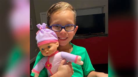 Niño pide una muñeca de regalo para aprender a ser un buen papá