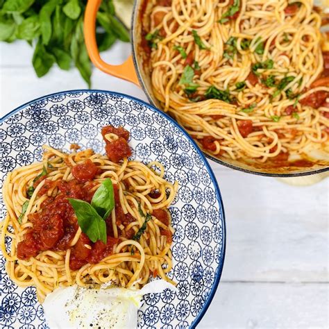 Homemade Spicy Spaghetti Sauce Recipe - Super Easy Recipe - Daisies & Pie