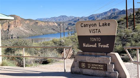 Paddle Boarding On Canyon Lake in Arizona | Tortilla Flat