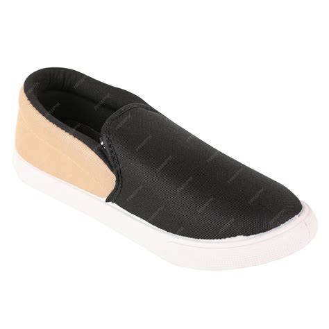 Premium Photo | A black shoe with a white sole and a black sole.