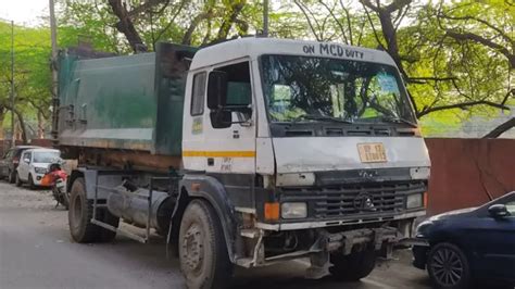 Delhi Accident: एमसीडी डंपर ने छात्रा समेत दो को रौंदा, पिता के सामने ...