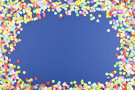 Confetti frame on blue background | Premium Photo