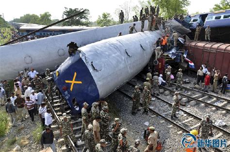 印度列车脱轨相撞事故已造成至少288人死亡