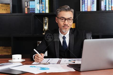 中年白人商人老板，自由职业者，自由职业者，远程工作在笔记本电脑上，在线学习，在吧台的咖啡馆观看在线研