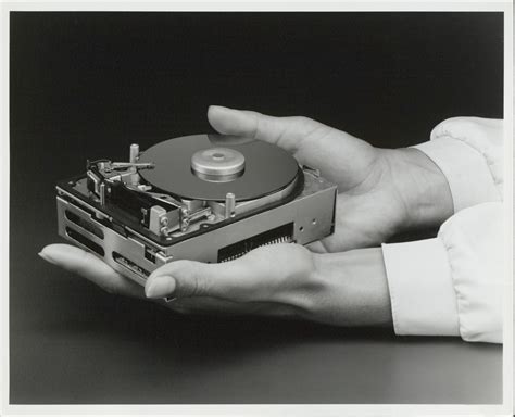 First Computer Storage 的图像结果