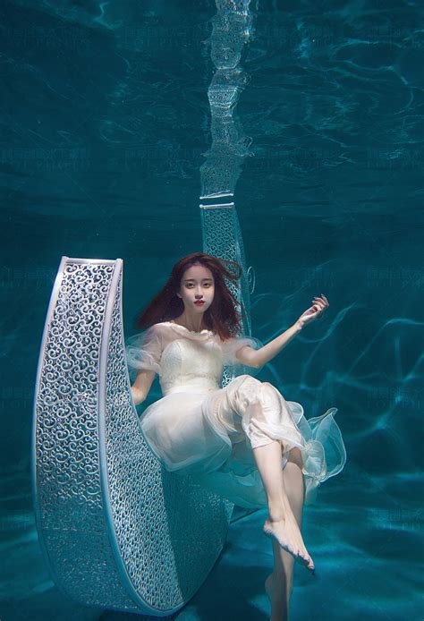 水下摄影美女写真图片 - 站长素材