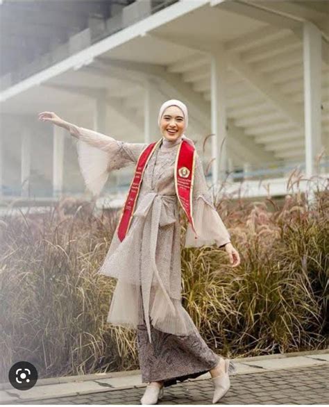 Pin oleh Annisa di Dresses | Model baju wanita, Gaya model pakaian ...