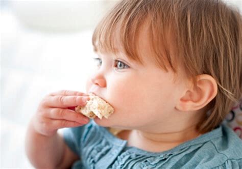 宝宝吃撑了怎么办 多揉肚子多活动 减少饭量促消化 快速消食解决_孩子