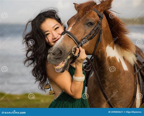 女人和棕马的肖像. 亚洲女子拥抱马. 浪漫概念. 人类动物关系. 自然概念. 巴厘岛 库存图片 - 图片 包括有 云彩, 休闲: 209083621