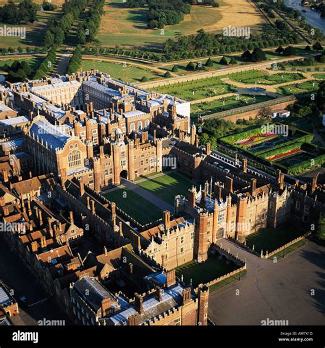 Who Built Hampton Court Palace