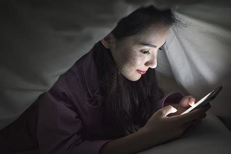 深夜睡前躺着玩手机的女生高清图片下载-正版图片500675230-摄图网