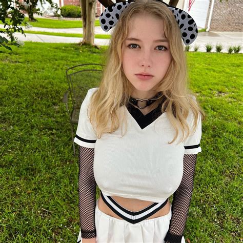 Zoe Moore: Incendiando OnlyFans con su Explosiva Presencia - ColorMusic