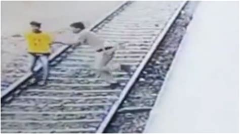 18-yr-old boy jumps in front of train in Thane, brave cop risks his ...
