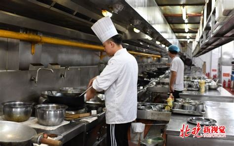 北京5000家阳光餐饮企业启动品质提升计划 后厨及就餐环境施行统一规范 | 北晚新视觉