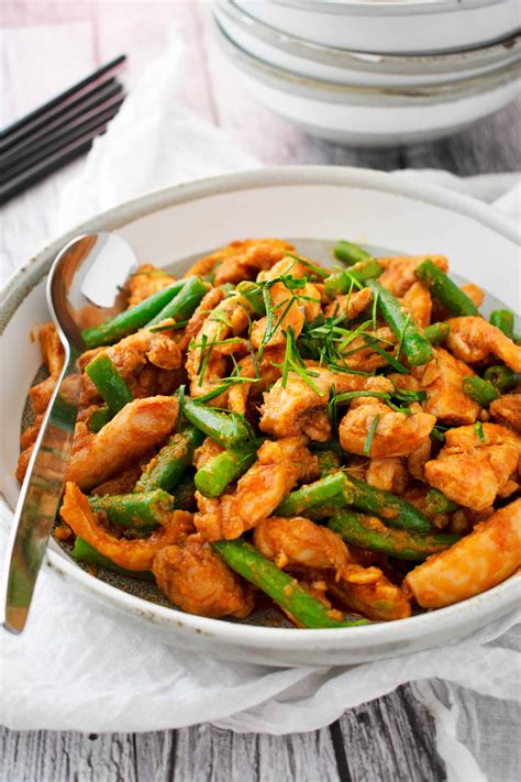 Pad Prik Khing (Thai Dry Red Chicken Curry) - Scruff & Steph