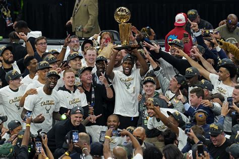 勇士队夺得NBA总冠军2022-2022nba总决赛勇士队夺冠-最初体育网