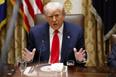 Caso Epstein: Trump sanciona lei para tornar documentos públicos | Exame