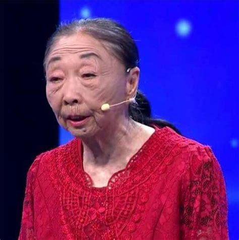 59岁吴宗宪再次当众强吻31岁女儿，吴姗儒百般拒绝直呼“不要”_腾讯视频