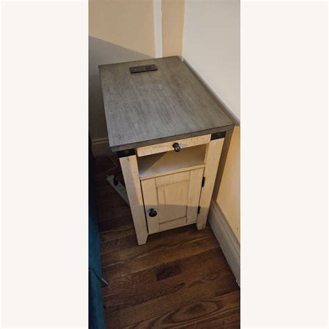 Raymour & Flanigan Dakota End Table - AptDeco