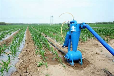 棉田中心旋转灌溉系统图片_给棉田浇水素材_高清图片_摄影照片_寻图免费打包下载