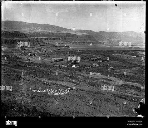 This Lee Moorhouse photograph, housed in the University of Oregon ...