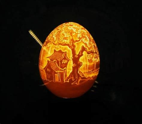 中国收藏网---新闻中心--越南艺术家蛋壳上雕精美图画 一幅画一天完成（图）