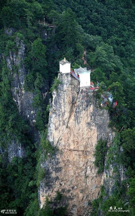 【中国】今にもポロッと落ちそう…!? 標高1666m崖の上に400年立ち続ける寺院 [海外]