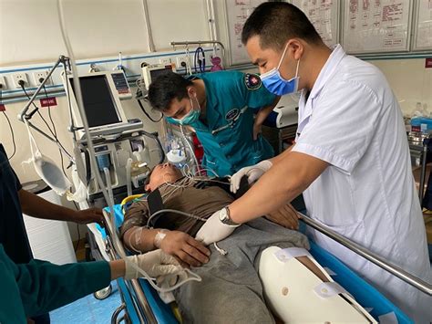 郑州市紧急医疗救援中心-紧急出动救治坠落伤工人