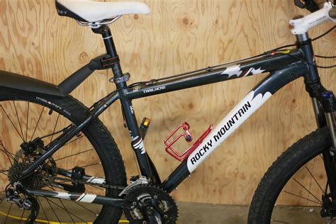 ROCKY MOUNTAIN TRAILHEAD HARDTAIL 27 SPEED MOUNTAIN BIKE