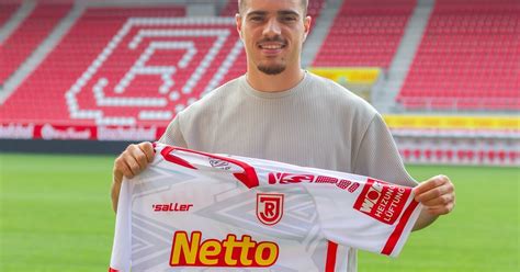 SSV Jahn leiht sich Schalke-Stürmer aus | charivari