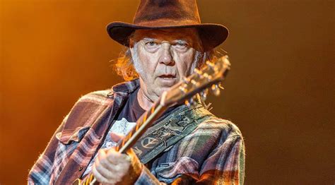 Neil Young Biography - Facts, Childhood, Family Life & Achievements
