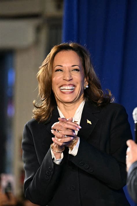 Kamala Harris: blusa ‘pussy bow’, manicura francesa y labios ‘nude ...