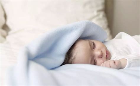 宝宝睡觉哪种姿势最好？这4种不正确睡姿将影响宝宝长相和智商！