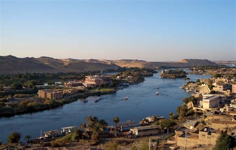 https://cdn.britannica.com/45/153445-050-943099C5/Aswan-Egypt-Nile-River.jpg