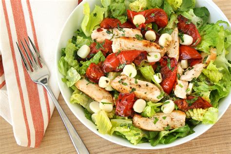 https://d2gtpjxvvd720b.cloudfront.net/system/recipe/image/3668/retina_hungry-girl-healthy-grilled-chicken-caprese-salad-recipe-20180724-1534-20227-9609.jpg