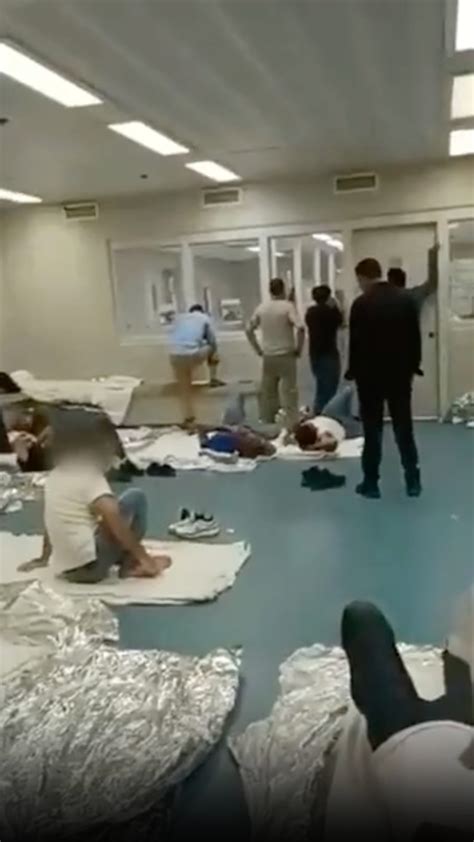 ICE曼哈顿拘留点沦为“人肉罐头”！一室狂塞86人，纽约拘押黑幕曝光