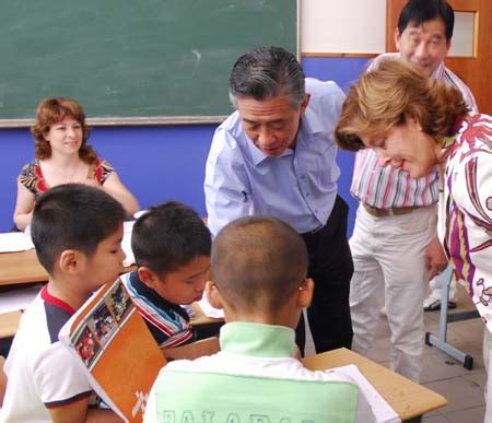 意大利地方政要参观中文学校 勉励学童好好学习_新闻中心_新浪网