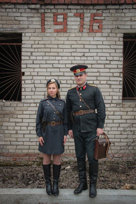 Women in Military Uniform 的图像结果