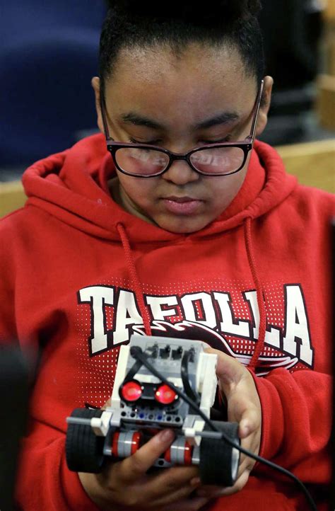 UIW, Tafolla Middle School pilot all-girls robotics club