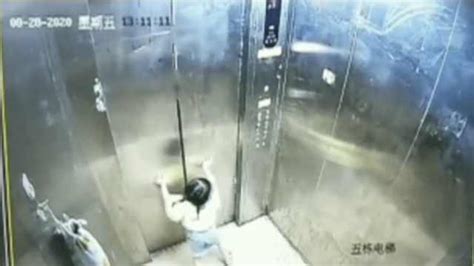 女童独自乘坐电梯后从8楼窗户坠亡，家属质疑窗台设计不合理_一手Video-梨视频官网-Pear Video