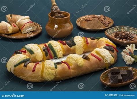 Rosca De Reyes Over Green Background Stock Image - Image of cake, reyes ...