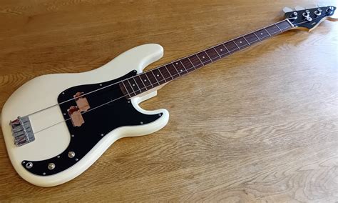 Paul Simonon Replica, Fender Precision Bass. (“Spare / Paris ’81 ...