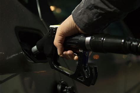 明晚油价或迎下半年最大降幅：92号汽油有望“归7”-Hi智车