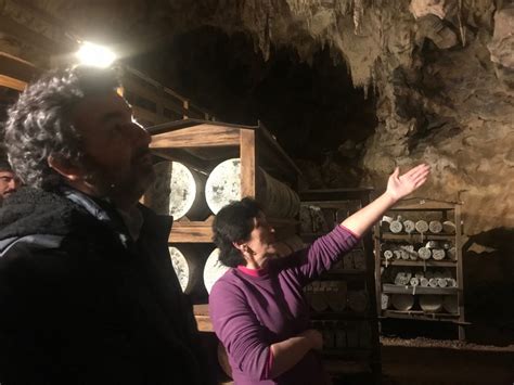 El Consejero de Desarrollo Rural visita Cueva Oscura, donde se madura ...