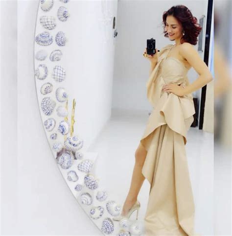 Elli AvrRam Grabs The 'Glamorous Face of The Year' Award, Opts For a ...