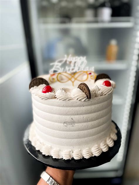 7 inch 2 layers Whipped Cream Cake - Available in Vanilla, Red Velvet, Chocolate, etc ...